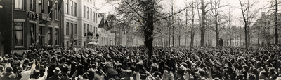 351627 Afbeelding van de menigte op de Maliebaan te Utrecht, bij het hoofdkwartier van de Nationaal-Socialistische ...